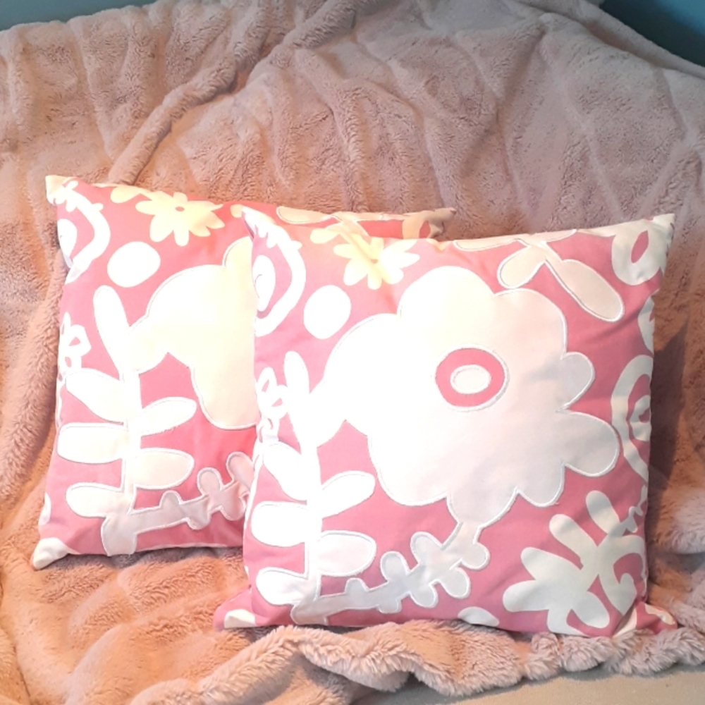 + Pair of pink & white floral applique ombre throw pillows
